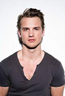 How tall is Freddie Stroma?